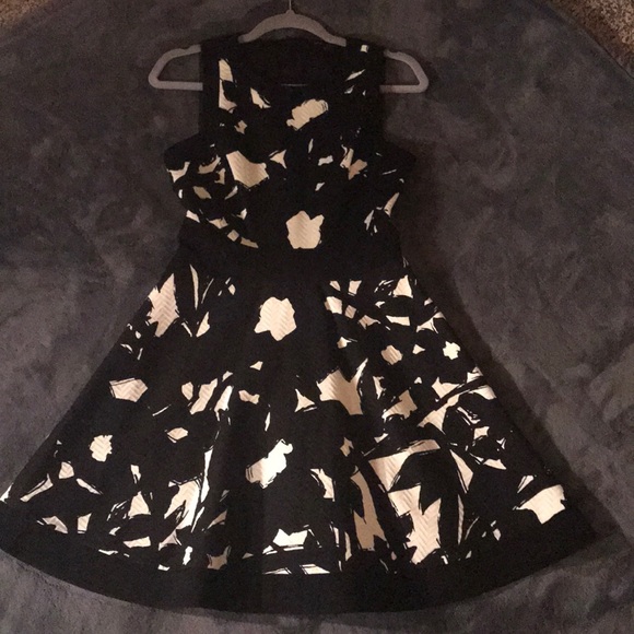 Banana Republic White and Black Pattern - Picture 6 of 8